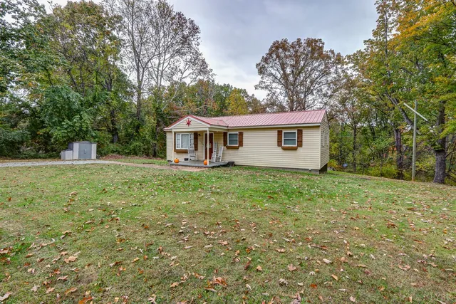 a view of a house with backyard and garden