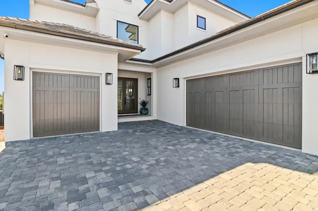 a view of livingroom with an empty space