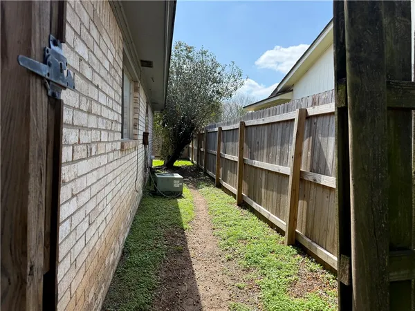 a view of a backyard with pathway