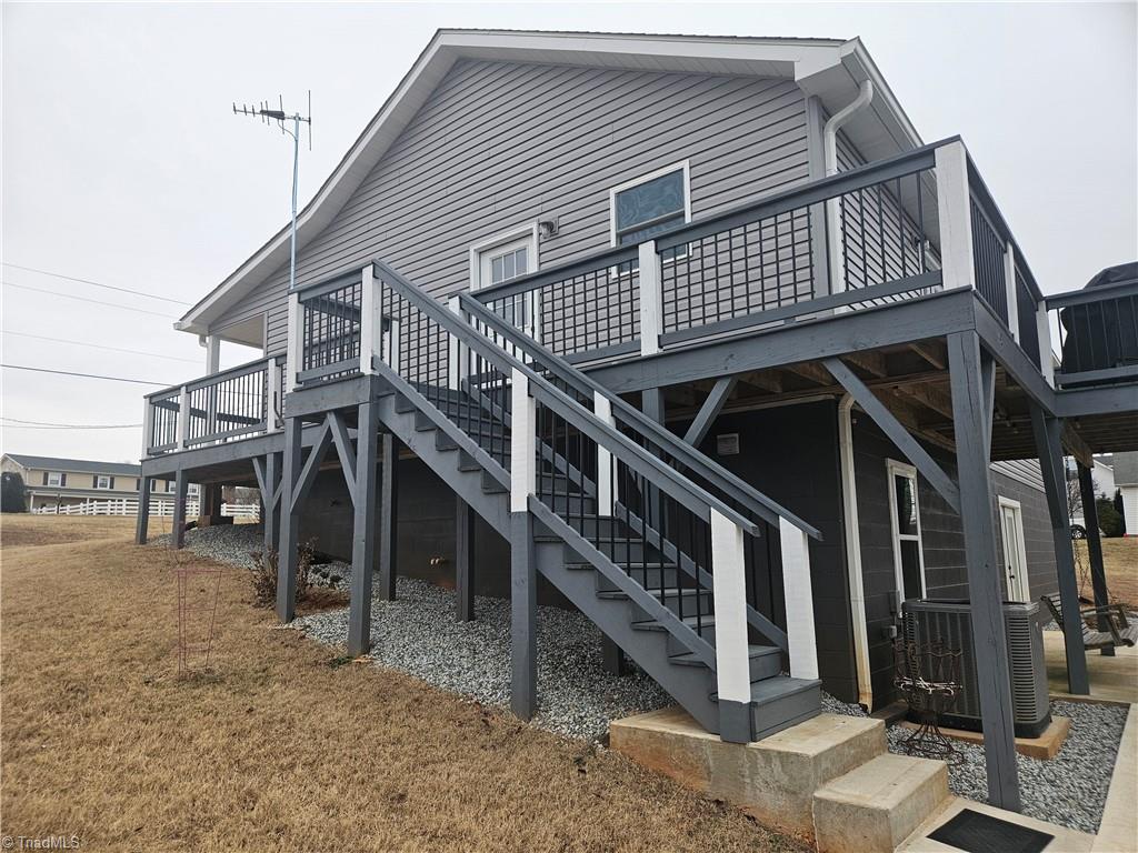 925 Mountain View Road King, NC 27021 - Photo 7 of 40