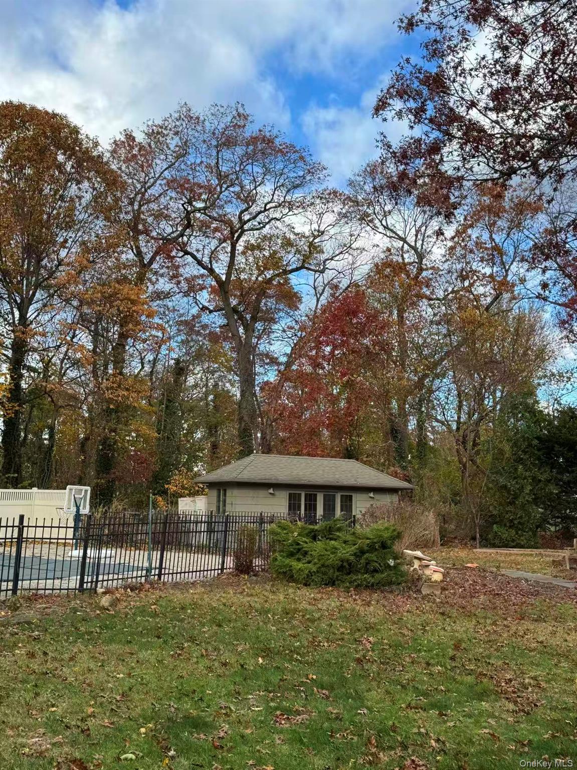 4 Norgate Road Glen Head, NY 11545 - Photo 8 of 25 a backyard of a house with lots of green space