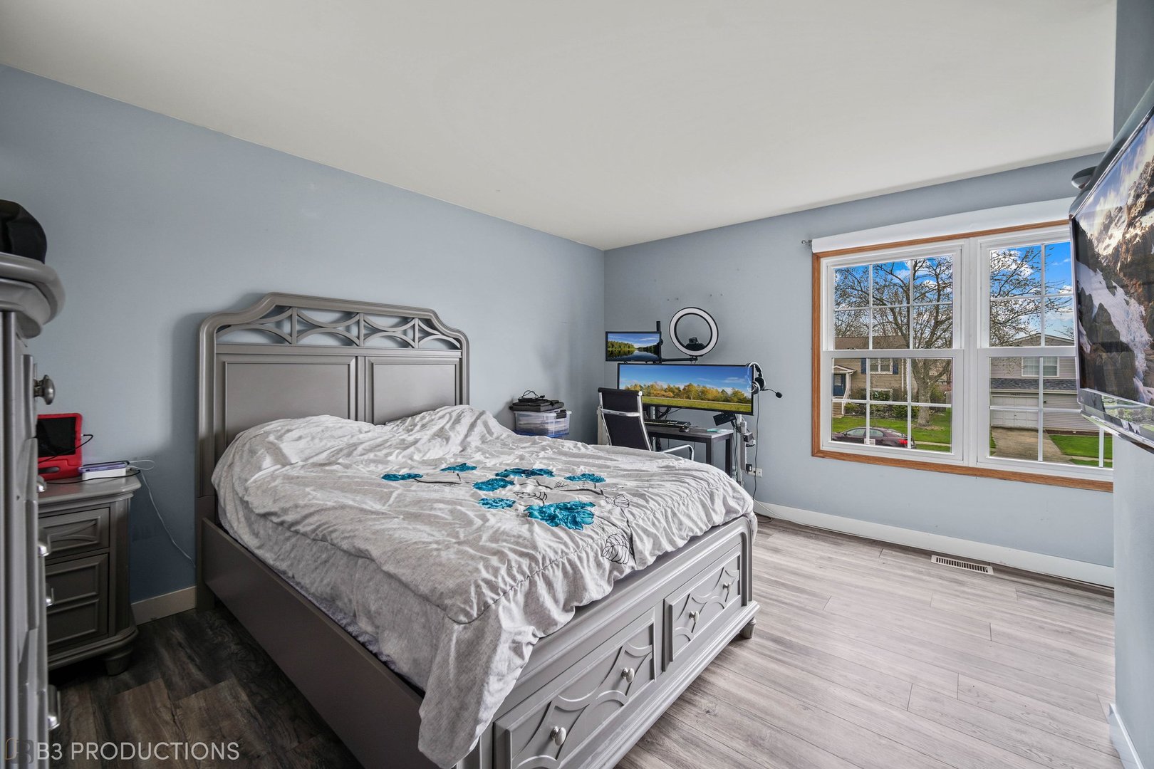 20656 South Acorn Ridge Drive Frankfort, IL 60423 - Photo 11 of 19 a bedroom with a bed a table and windows