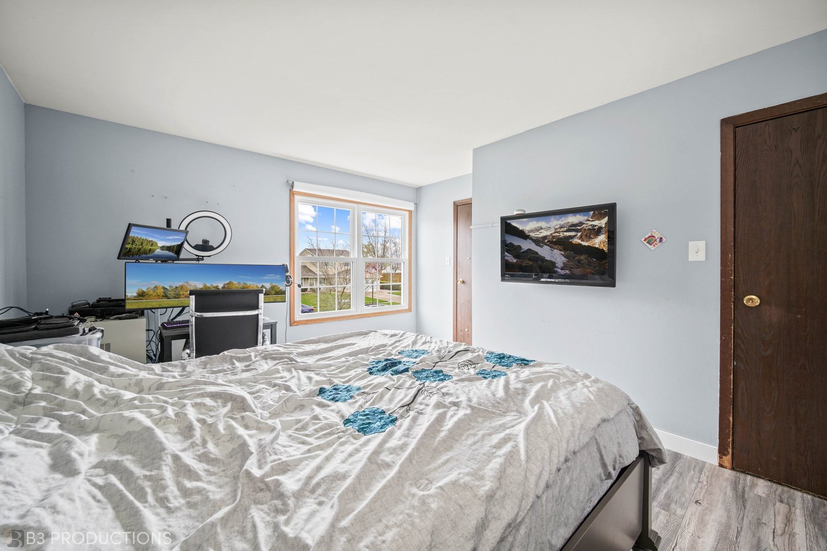 20656 South Acorn Ridge Drive Frankfort, IL 60423 - Photo 12 of 19 a bedroom with a bed a table and painting on the wall