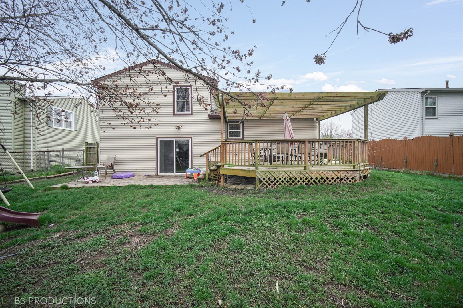 20656 South Acorn Ridge Drive Frankfort, IL 60423 - Photo 17 of 19 a view of a porch and garden