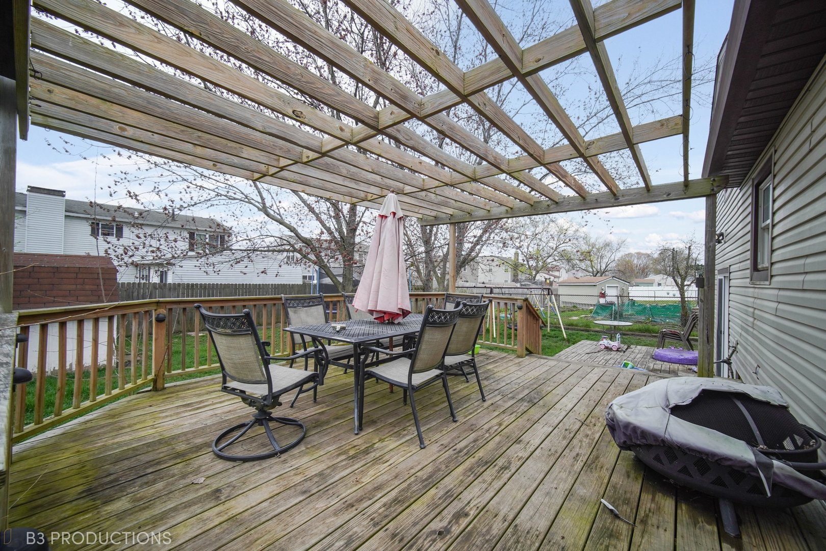 20656 South Acorn Ridge Drive Frankfort, IL 60423 - Photo 18 of 19 a view of a patio with table and chairs and wooden floor