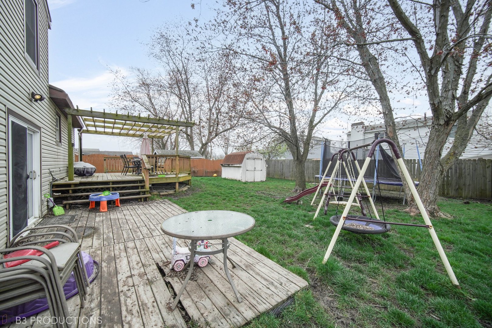 20656 South Acorn Ridge Drive Frankfort, IL 60423 - Photo 19 of 19 a view of a chairs and table in backyard of the house
