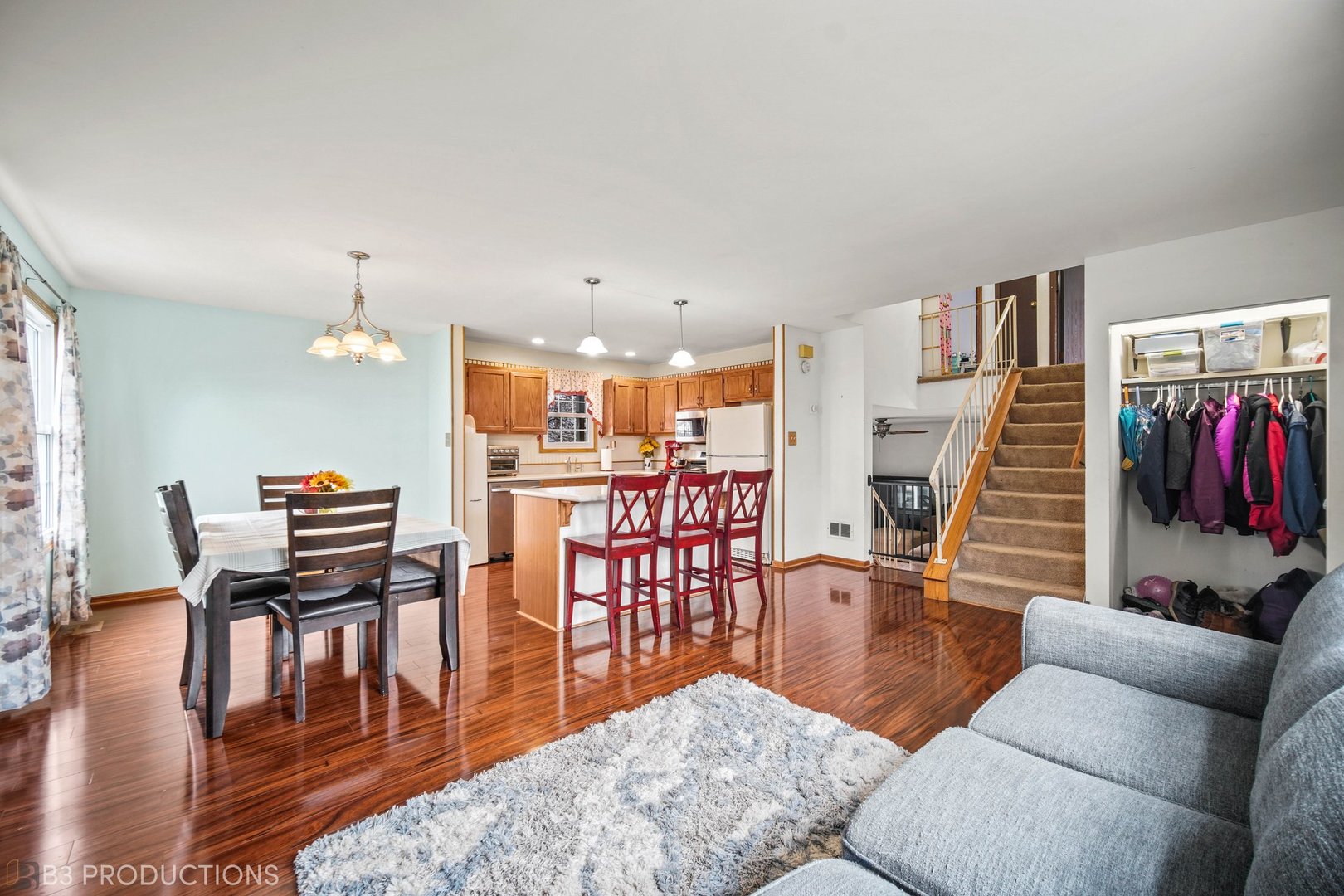 20656 South Acorn Ridge Drive Frankfort, IL 60423 - Photo 3 of 19 a living room with furniture and a wooden floor