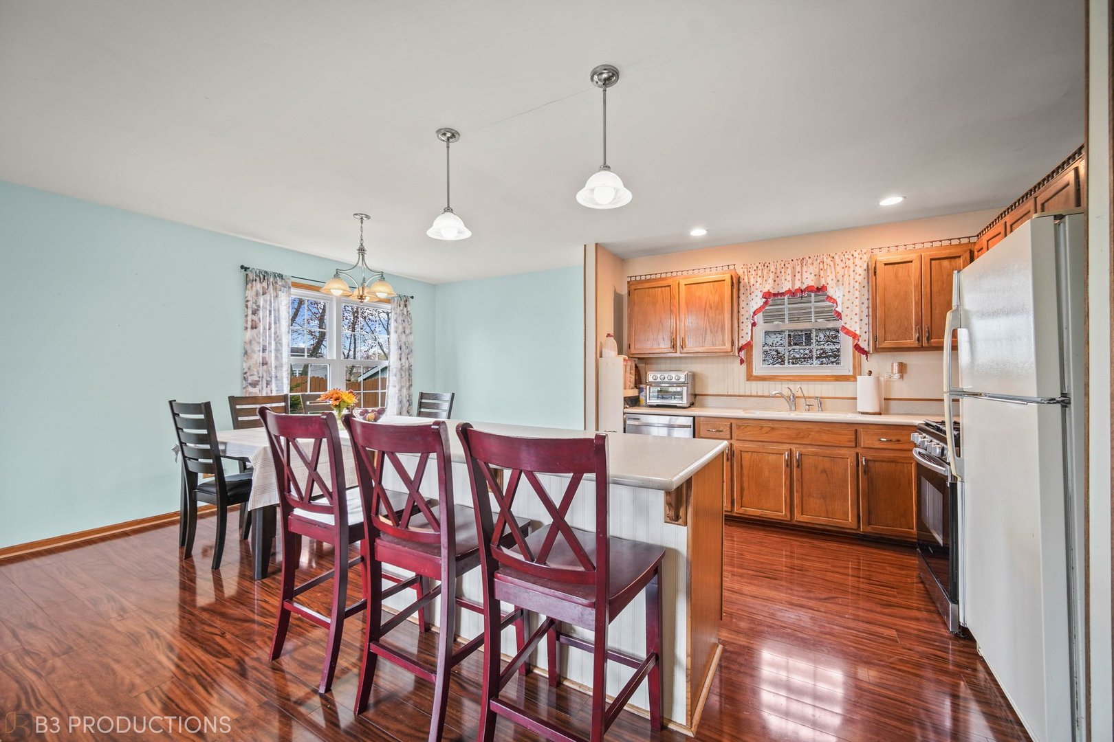 20656 South Acorn Ridge Drive Frankfort, IL 60423 - Photo 4 of 19 a kitchen with stainless steel appliances a dining table chairs sink and wooden floor