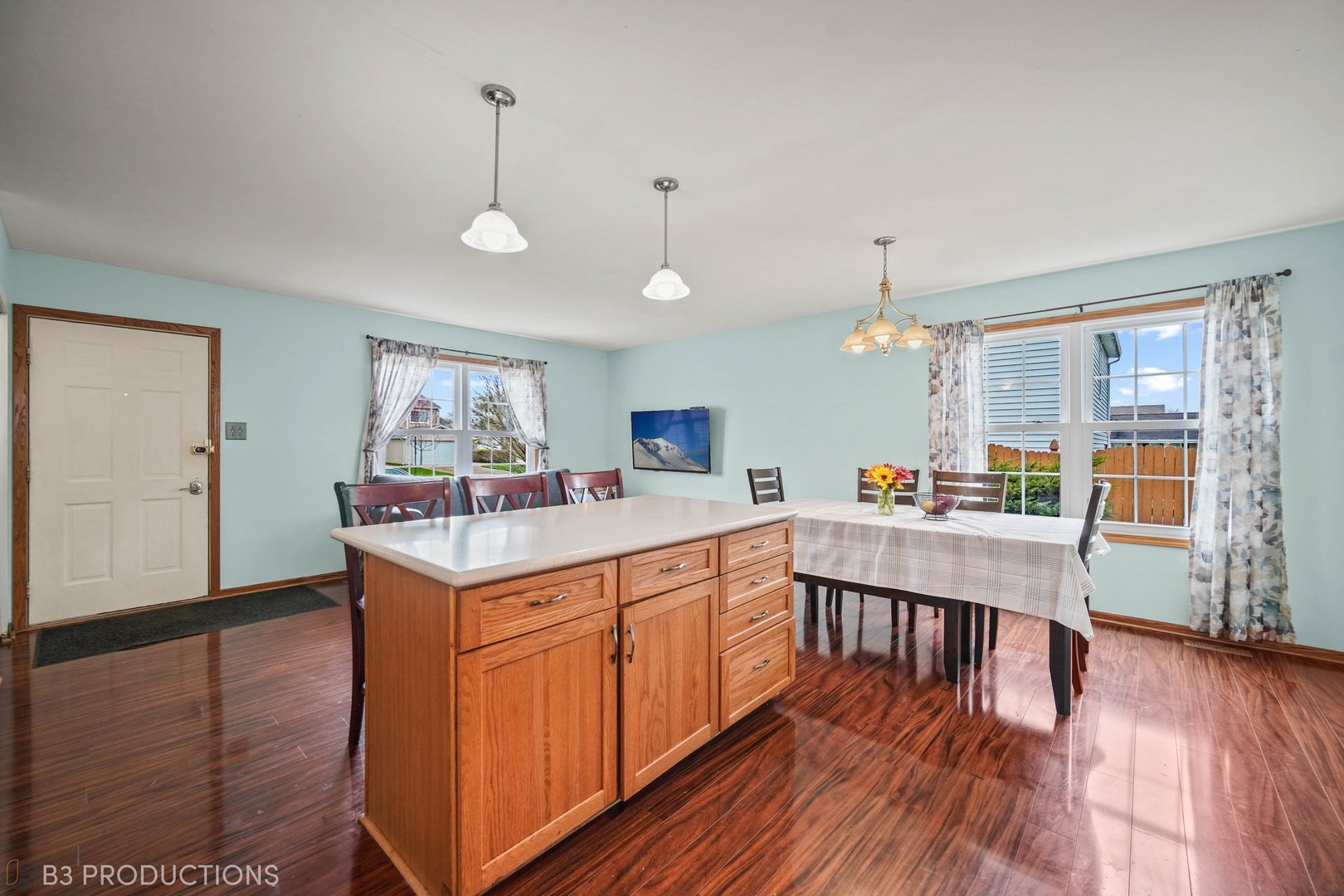 20656 South Acorn Ridge Drive Frankfort, IL 60423 - Photo 5 of 19 a open kitchen with wooden floor and stainless steel appliances
