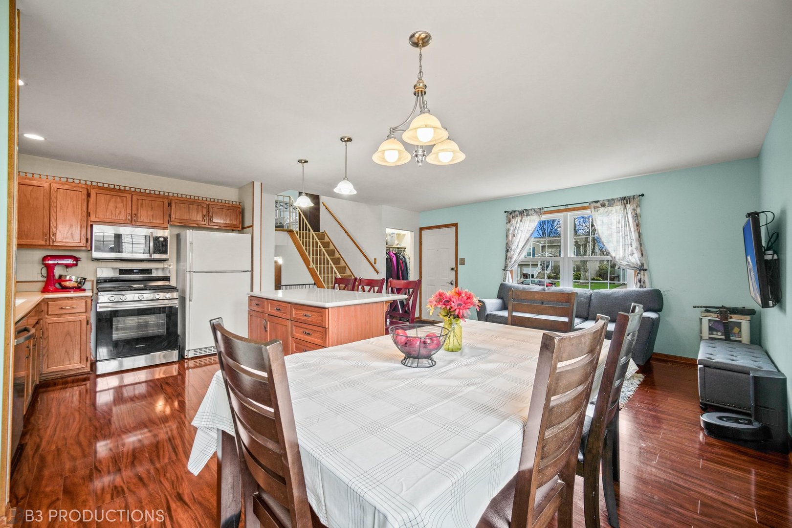 20656 South Acorn Ridge Drive Frankfort, IL 60423 - Photo 8 of 19 a view of a dining room with furniture window and wooden floor