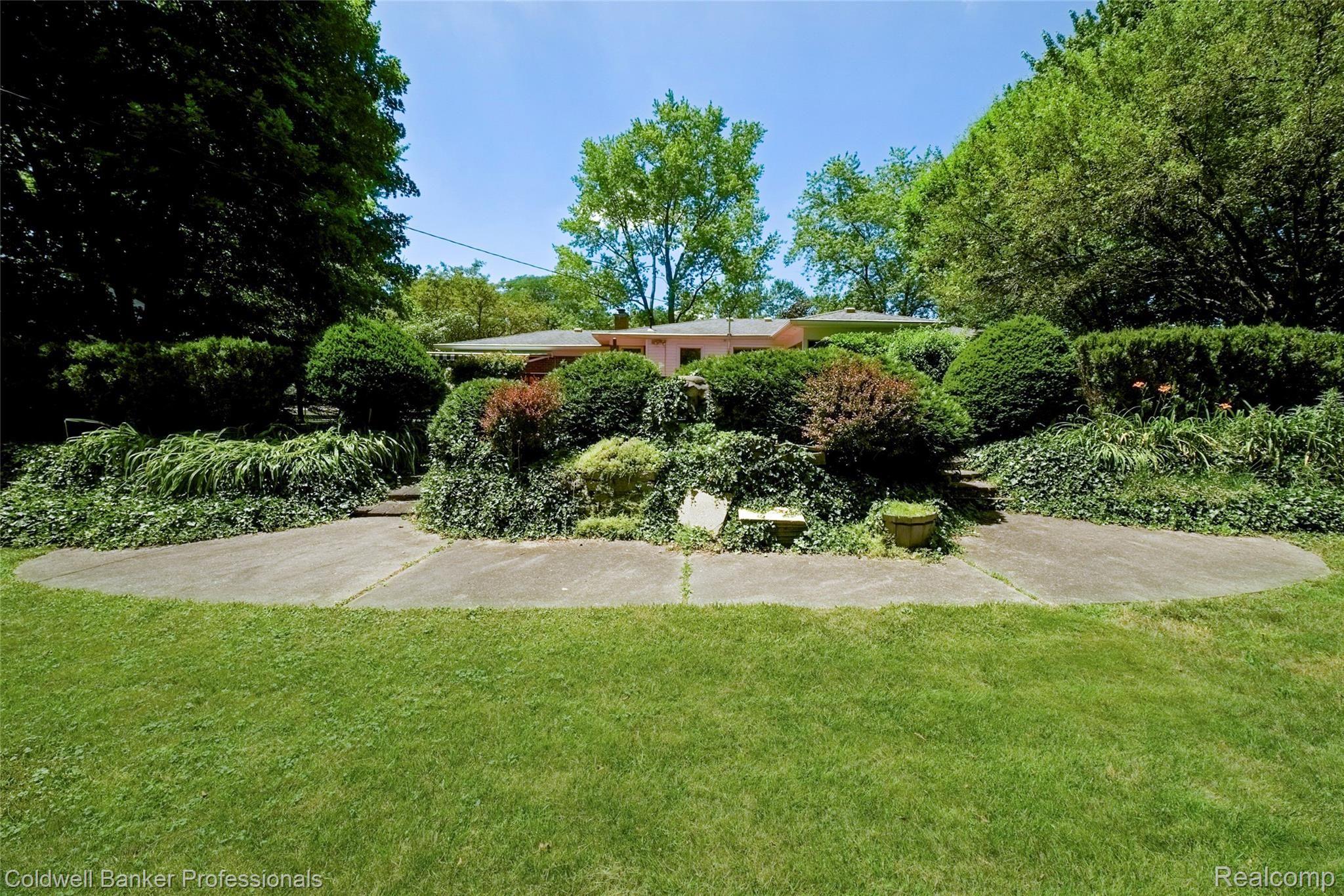 28390 Farmington Road Farmington, MI 48334 - Photo 33 of 37 Back Yard Sitting Area