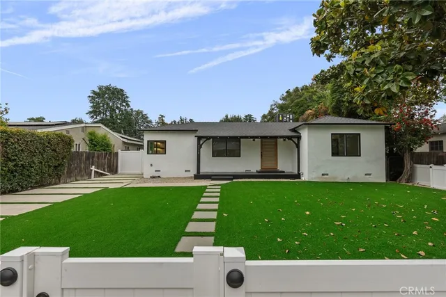 a view of backyard with a garden and plants