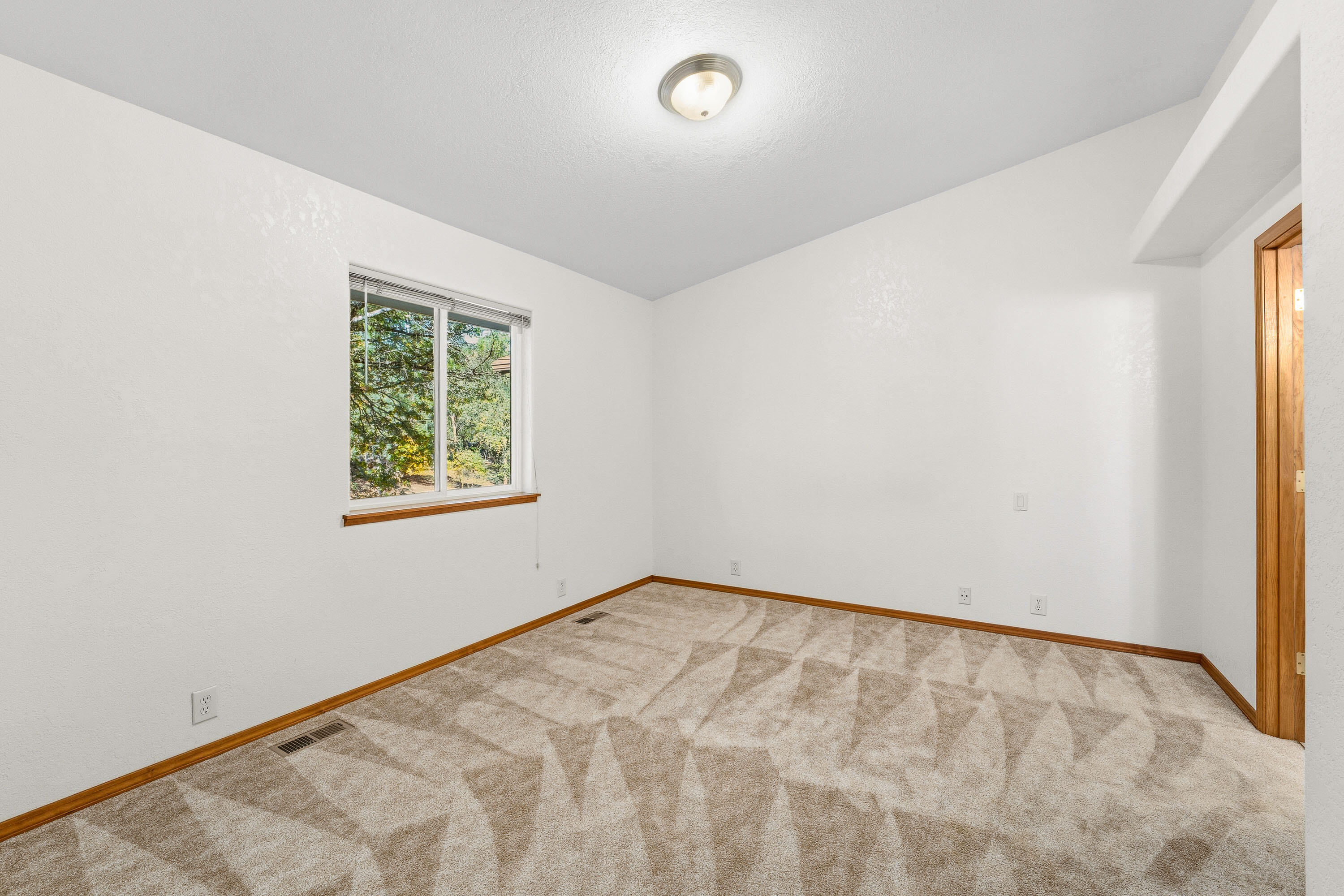 11990 Artlin Road Grants Pass, OR 97526 - Photo 23 of 62 INT (26 of 36)
