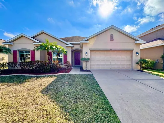a front view of house with yard