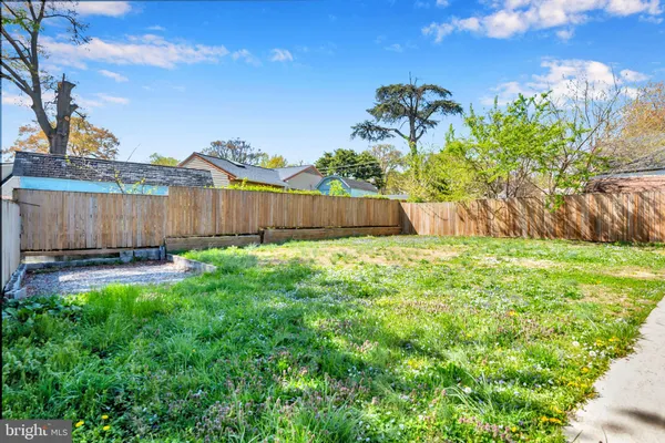 a view of a back yard