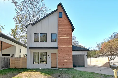 a view of front of house with yard