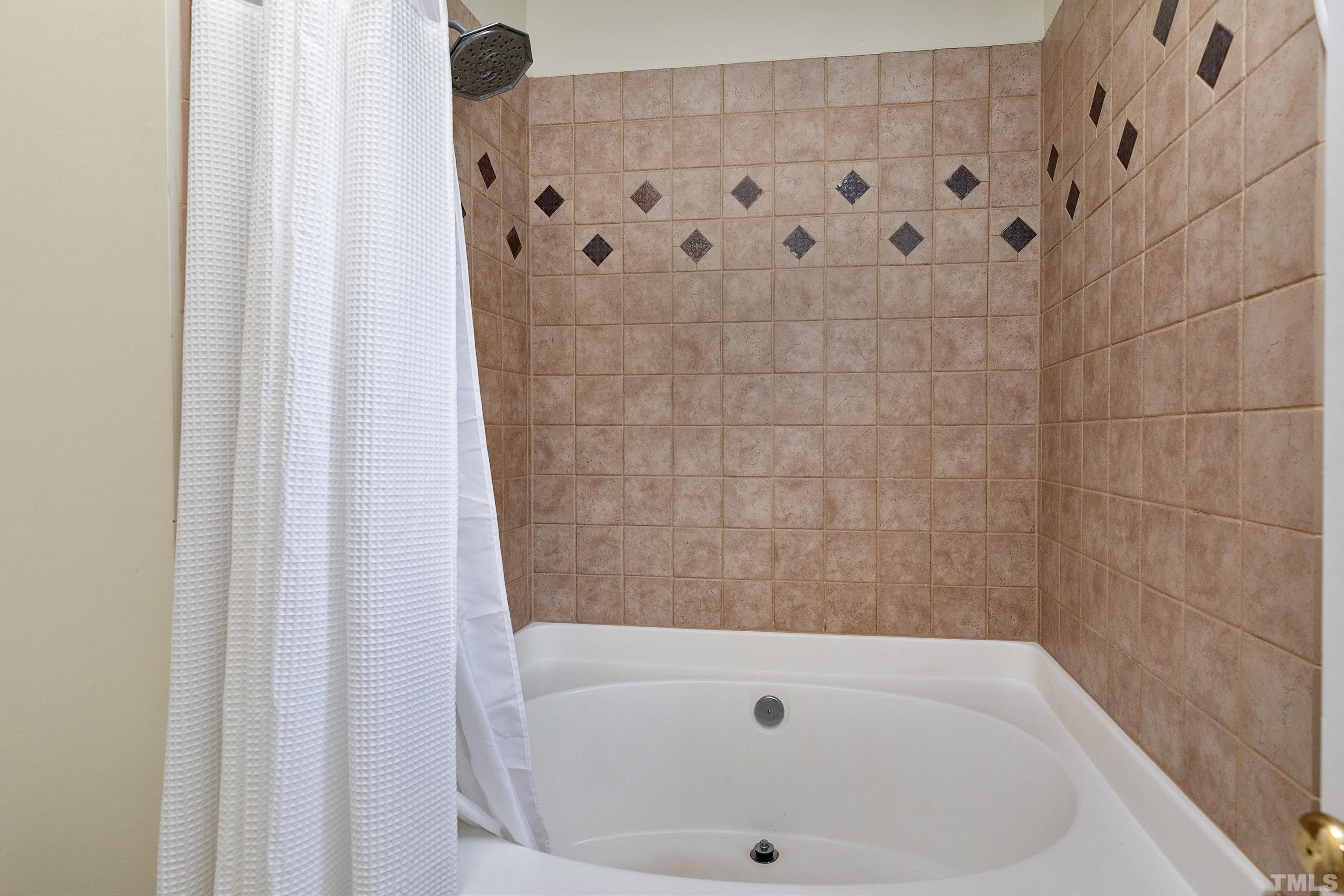 117 Trailing Oak Cary, NC 27513 - Photo 17 of 32 a bathroom with a tub