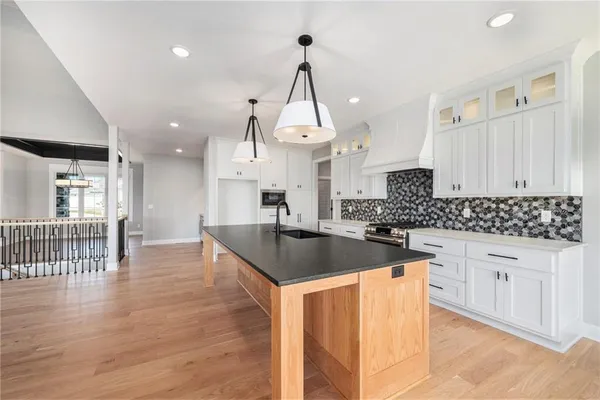 $939,950 | 5163 Northwest 47th Street, Riverside, MO 64150