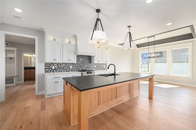 $939,950 | 5163 Northwest 47th Street, Riverside, MO 64150