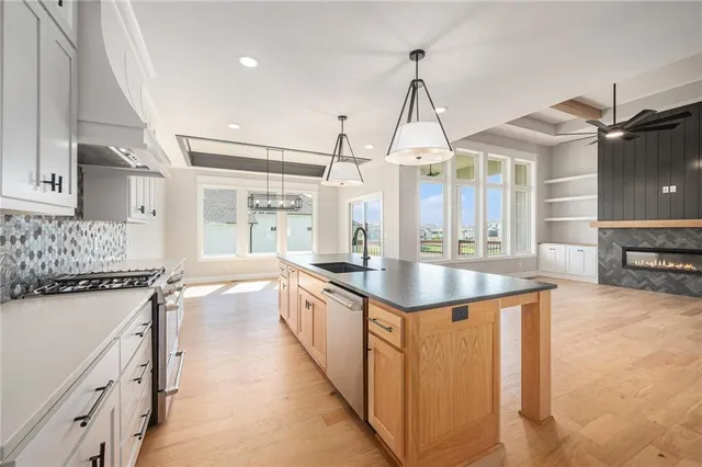 $939,950 | 5163 Northwest 47th Street, Riverside, MO 64150