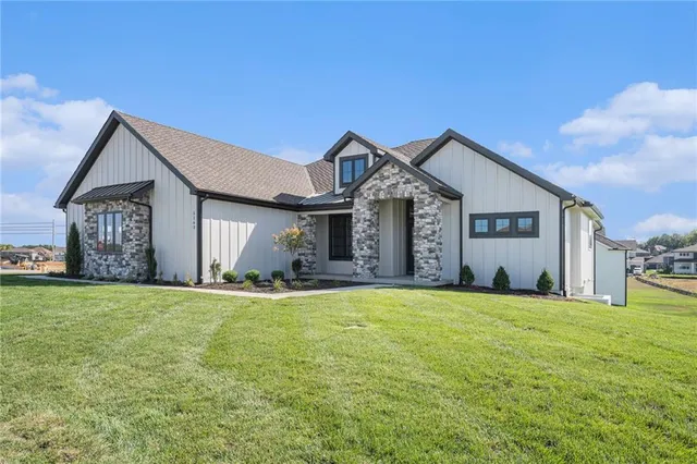 $939,950 | 5163 Northwest 47th Street, Riverside, MO 64150