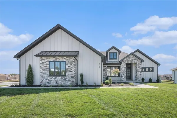 $939,950 | 5163 Northwest 47th Street, Riverside, MO 64150