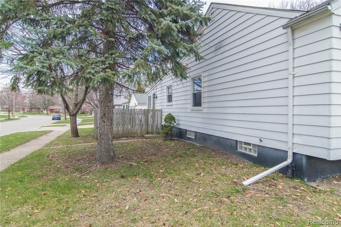 1340 Hampton Road Mount Clemens, MI 48043 - Photo 32 of 39 DSC_1063.jpg