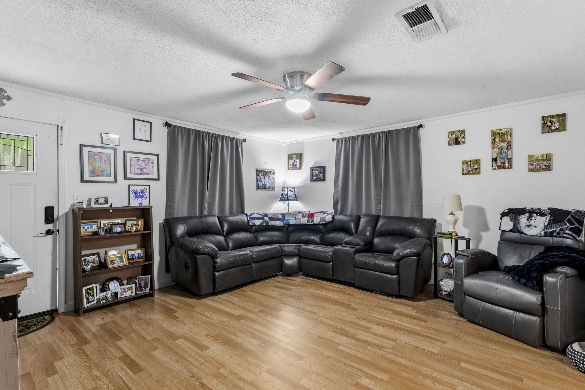 1230 Orange Street Vidor, TX 77662 - Photo 5 of 15