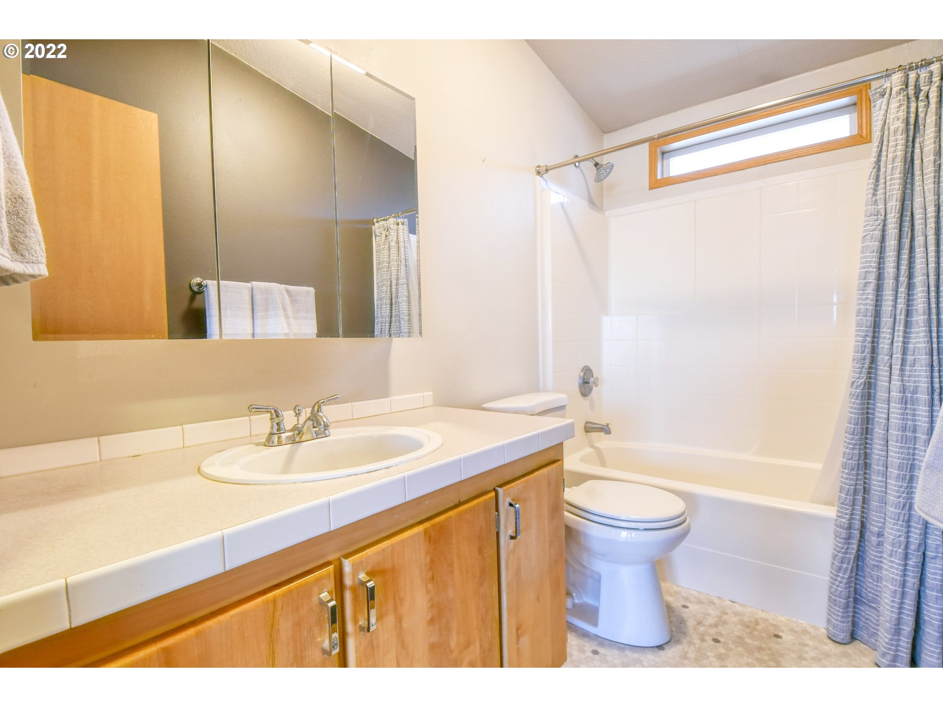 3021 Southwest River View Drive Pendleton, OR 97801 - Photo 20 of 32 a bathroom with a sink mirror toilet and bathtub