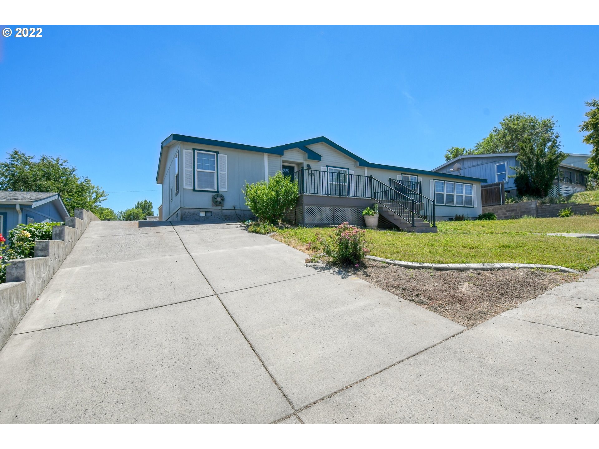 3021 Southwest River View Drive Pendleton, OR 97801 - Photo 2 of 32 a front view of a house with a yard