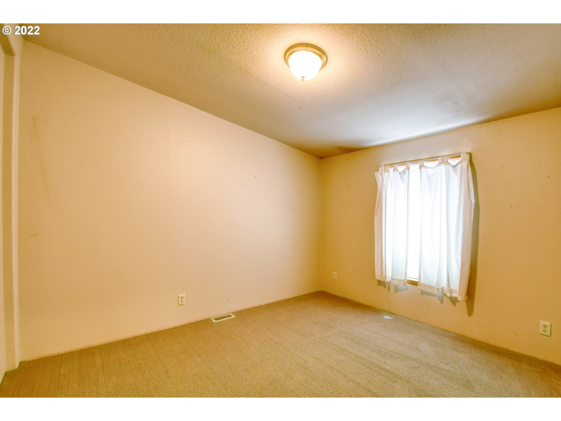 3021 Southwest River View Drive Pendleton, OR 97801 - Photo 21 of 32 a view of an empty room and window