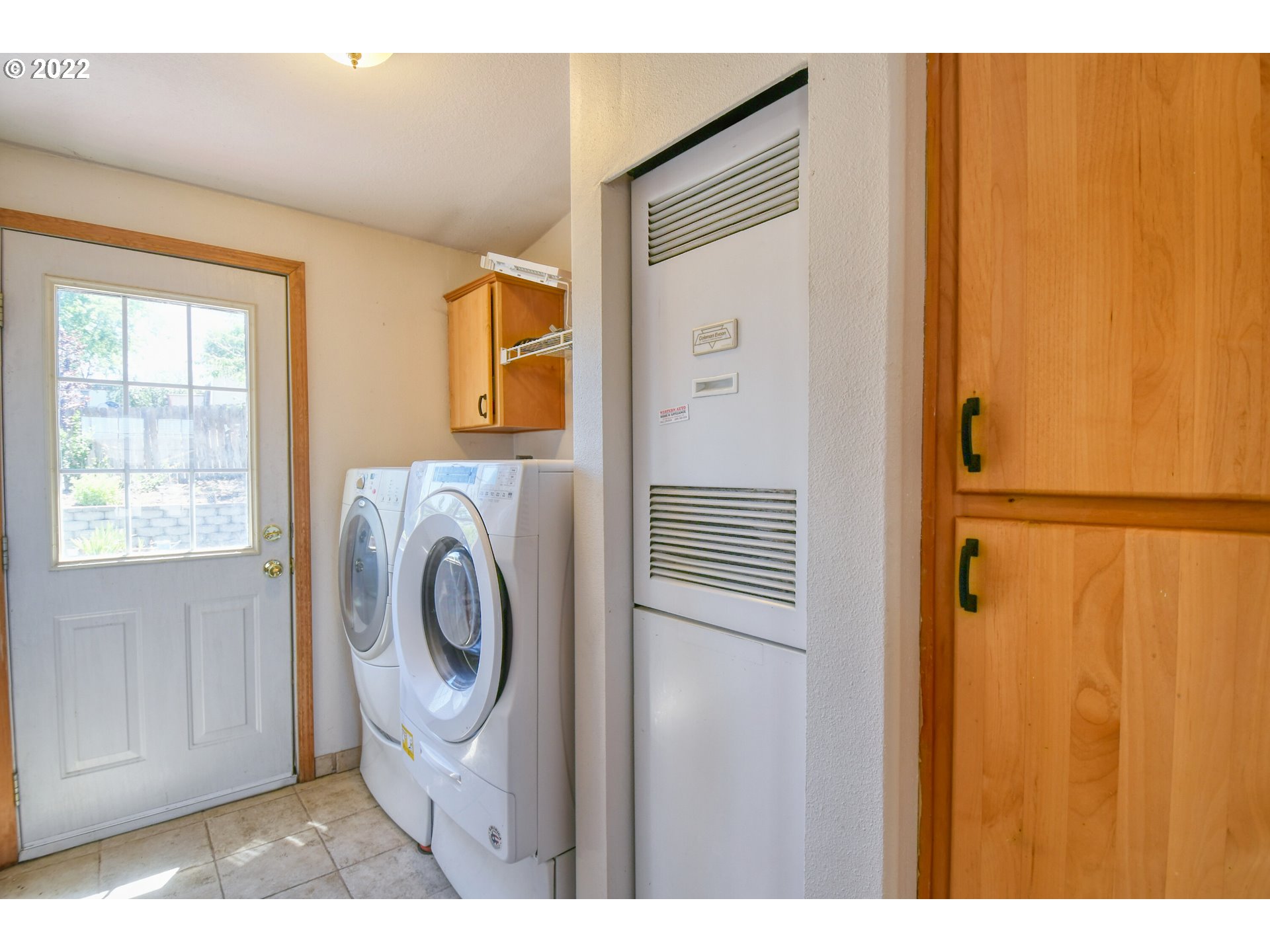 3021 Southwest River View Drive Pendleton, OR 97801 - Photo 23 of 32 a view of a bedroom with washer and dryer