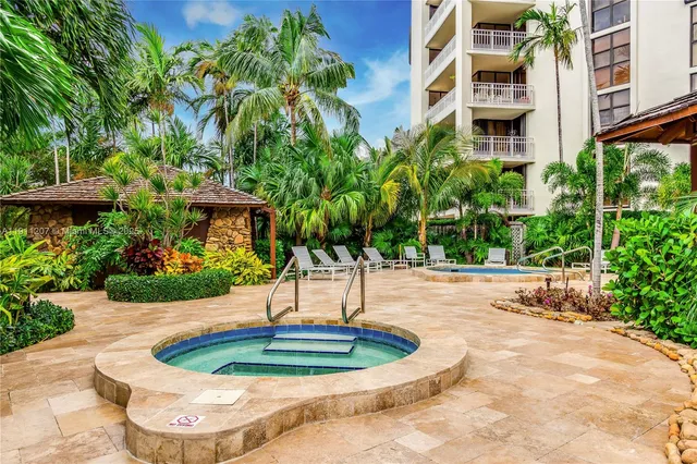 a view of a fountain in front of a building