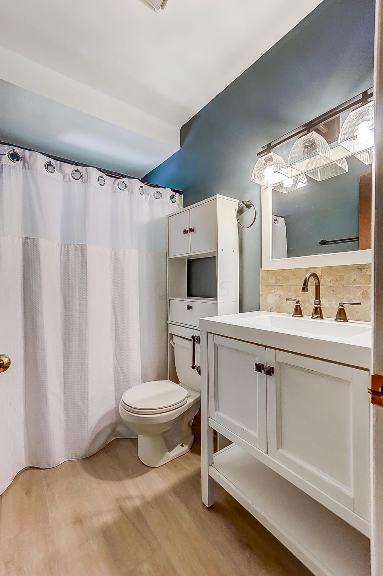 4687 Glendon Road Columbus, OH 43229 - Photo 13 of 30 Full Bathroom