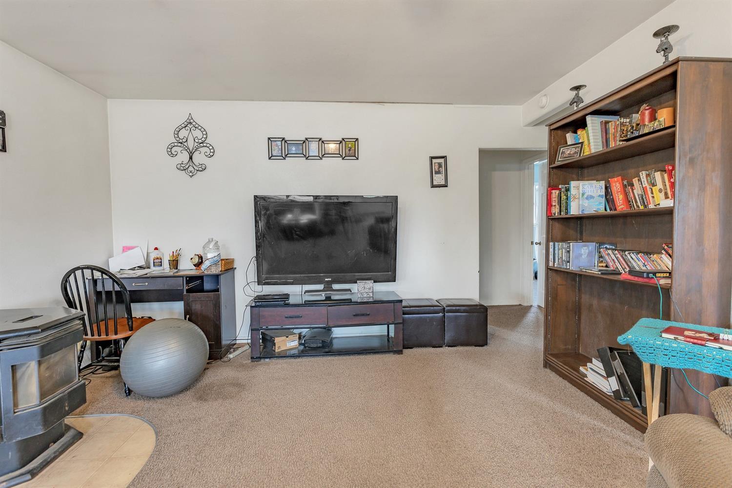 4178 Dodge Road White City, OR 97503 - Photo 18 of 35 a living room with furniture and a flat screen tv