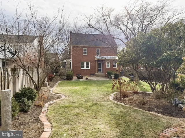 a view of a yard in front of a house with large tree