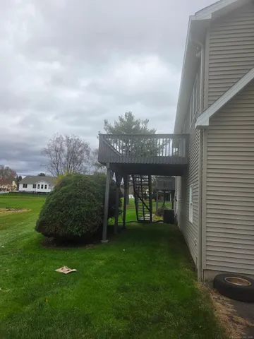 a view of a back yard