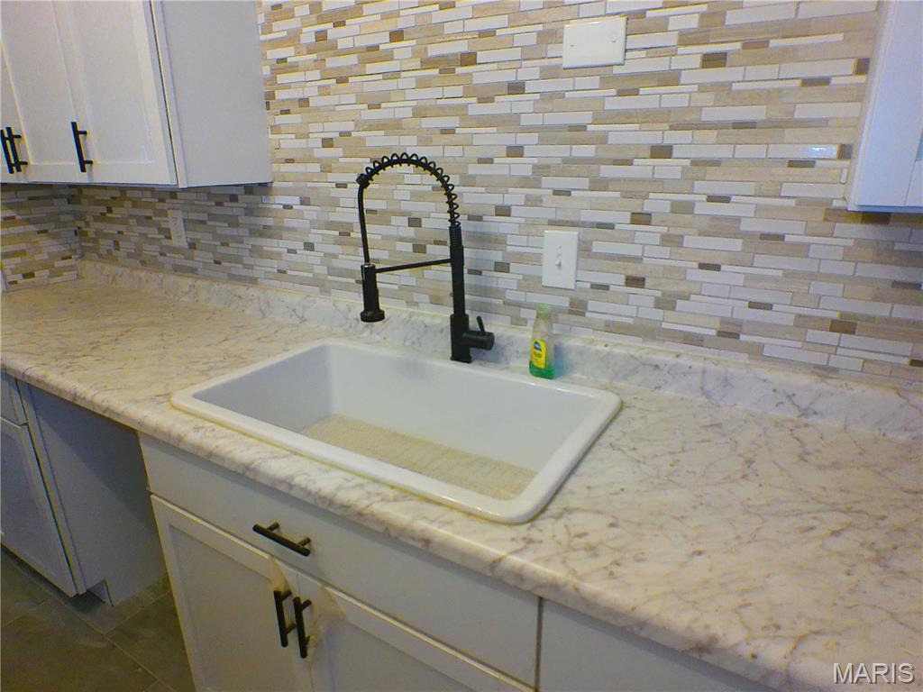 338 Lancashire Road St. Louis, MO 63137 - Photo 8 of 18