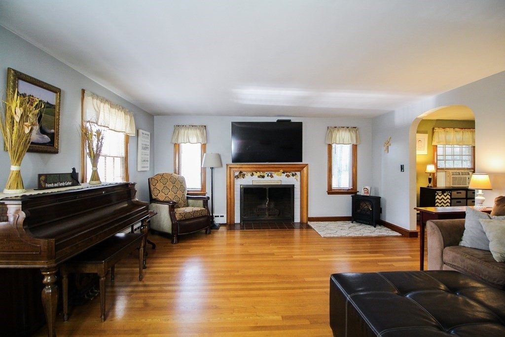 28 Grove Street Saugus, MA 01906 - Photo 6 of 42 Gallery Image 6