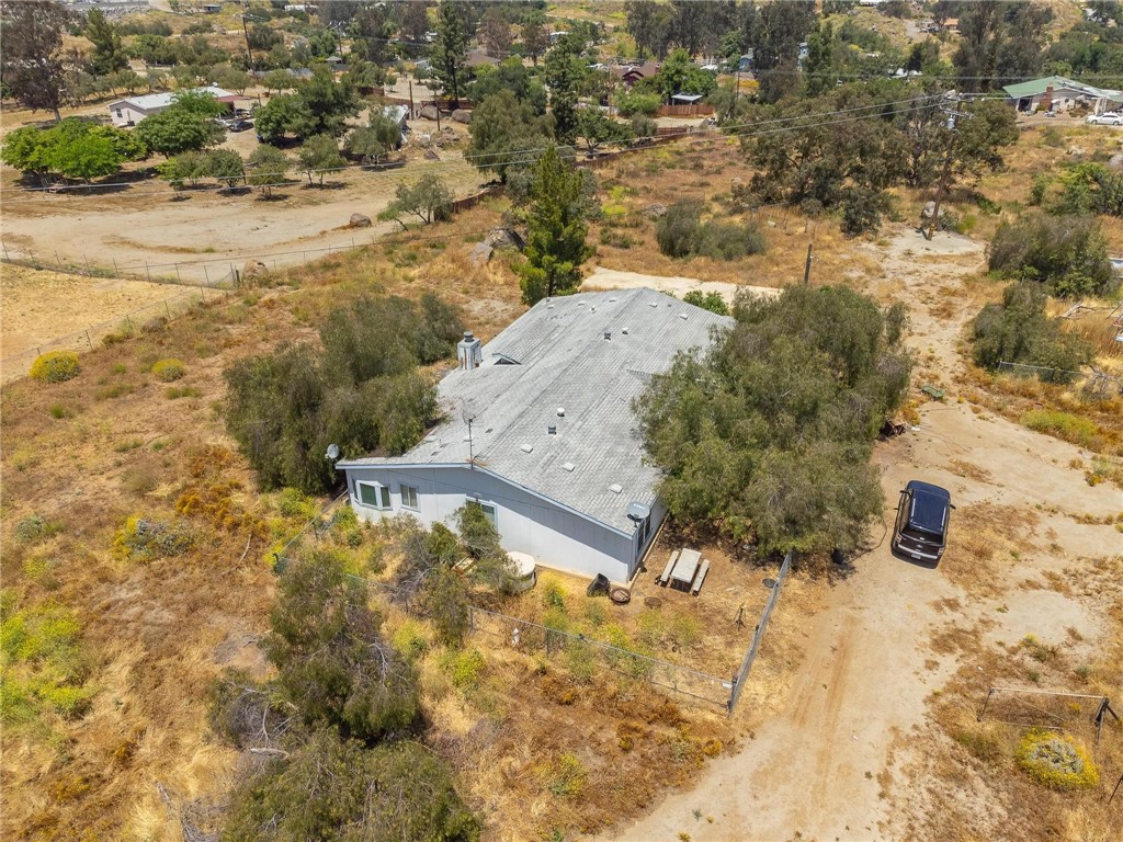 a view of a yard with a house