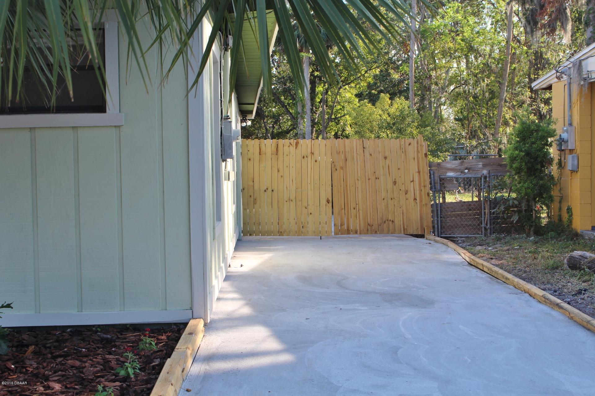1079 Amanda Road Daytona Beach, FL 32114 - Photo 18 of 20 Driveway to carport