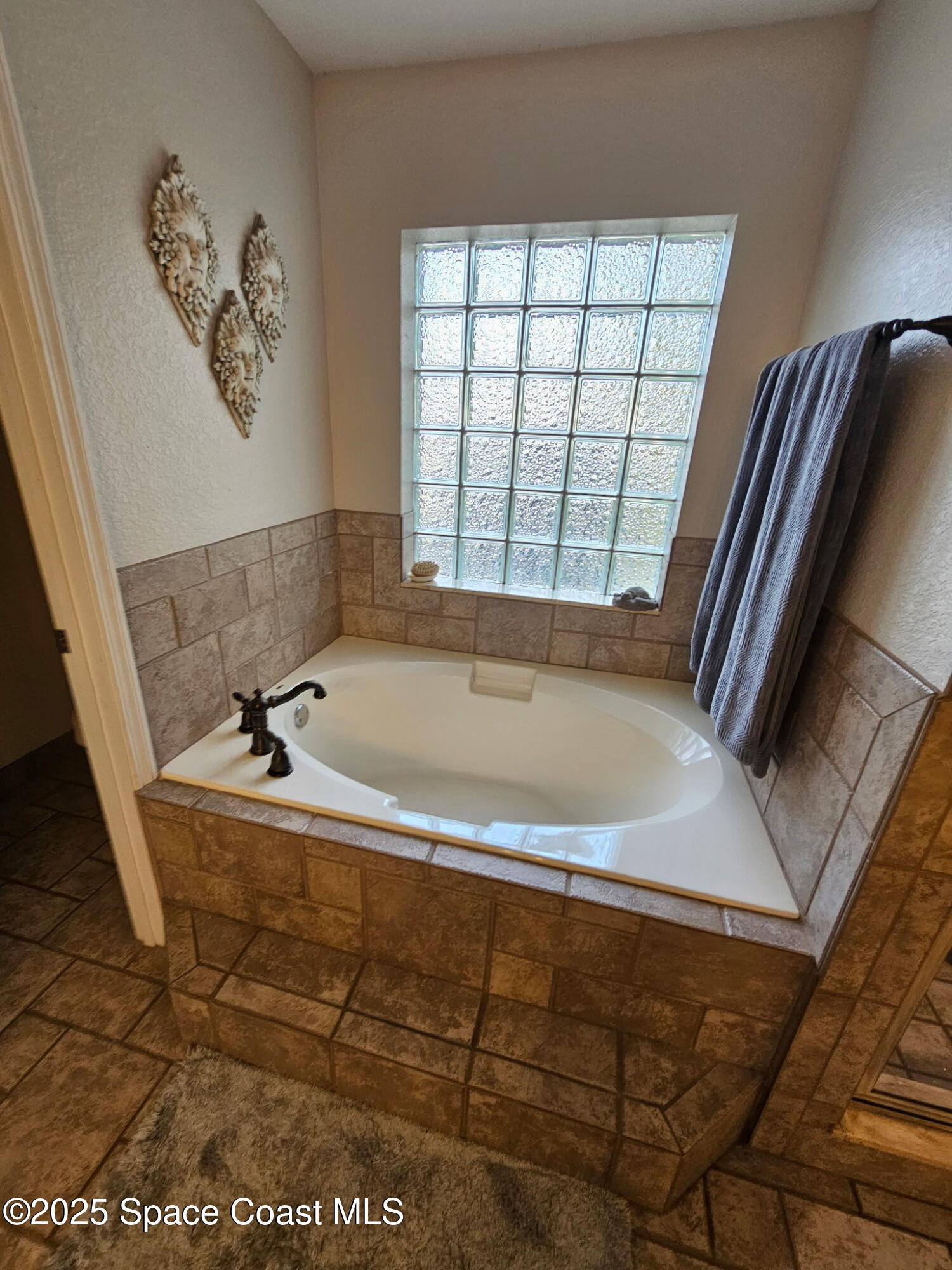 3094 Green Turtle Circle Mims, FL 32754 - Photo 31 of 63 a bath tub sitting next to a window