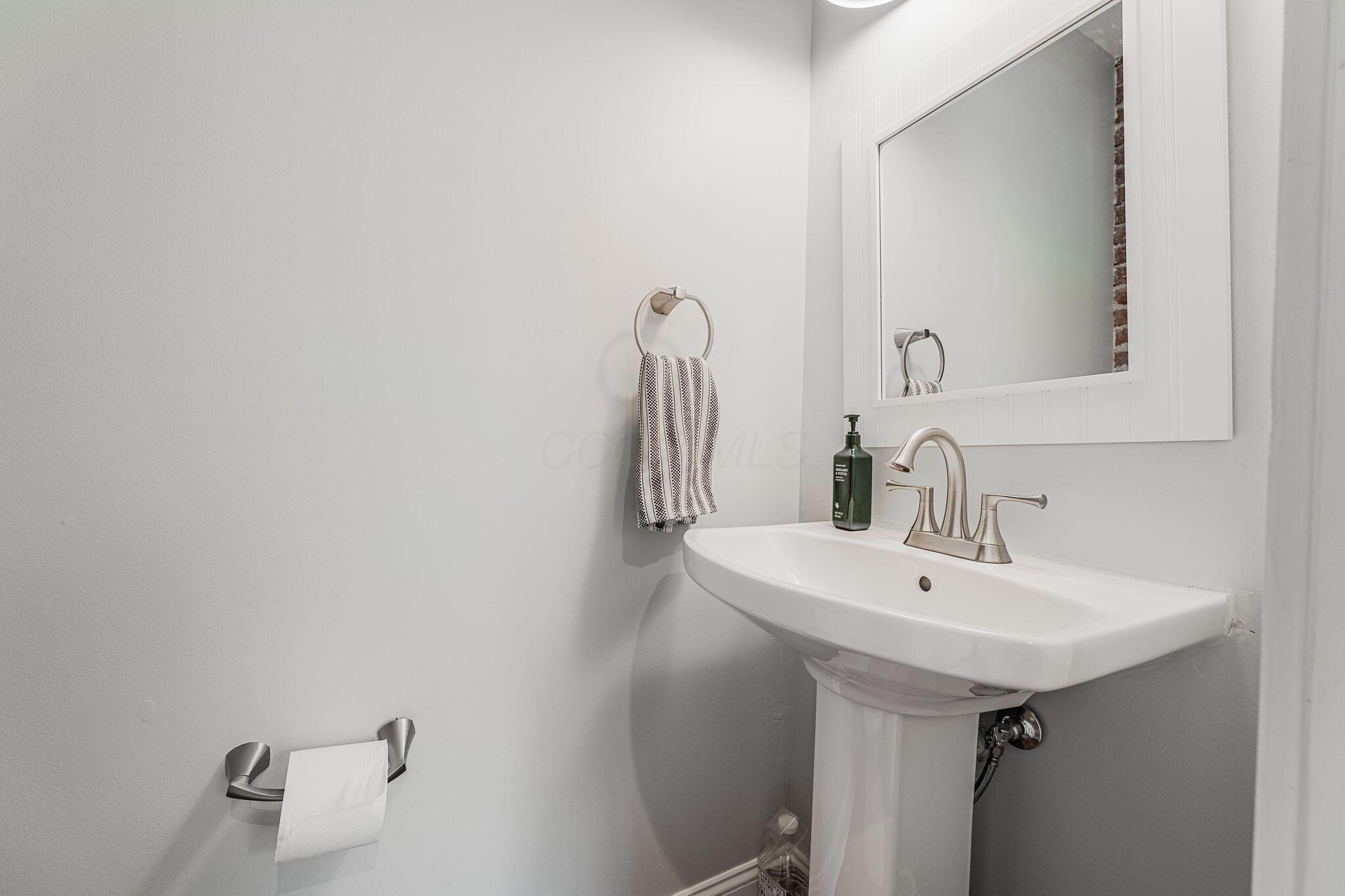 867 Oxley Road Columbus, OH 43212 - Photo 22 of 66 Half Bath