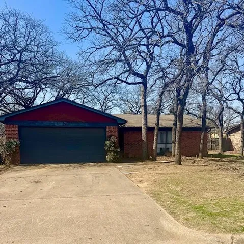 $1,600 | 829 Lake Crest Parkway, Azle, TX 76020