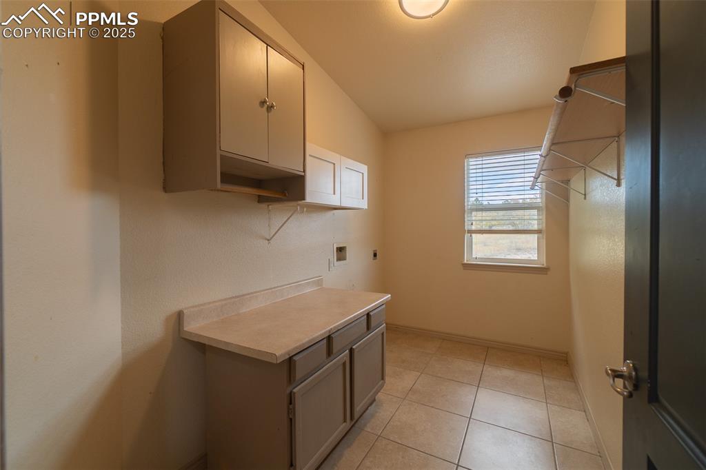 863 Circle Road Palmer Lake, CO 80133 - Photo 33 of 48 a kitchen with a stove and a microwave