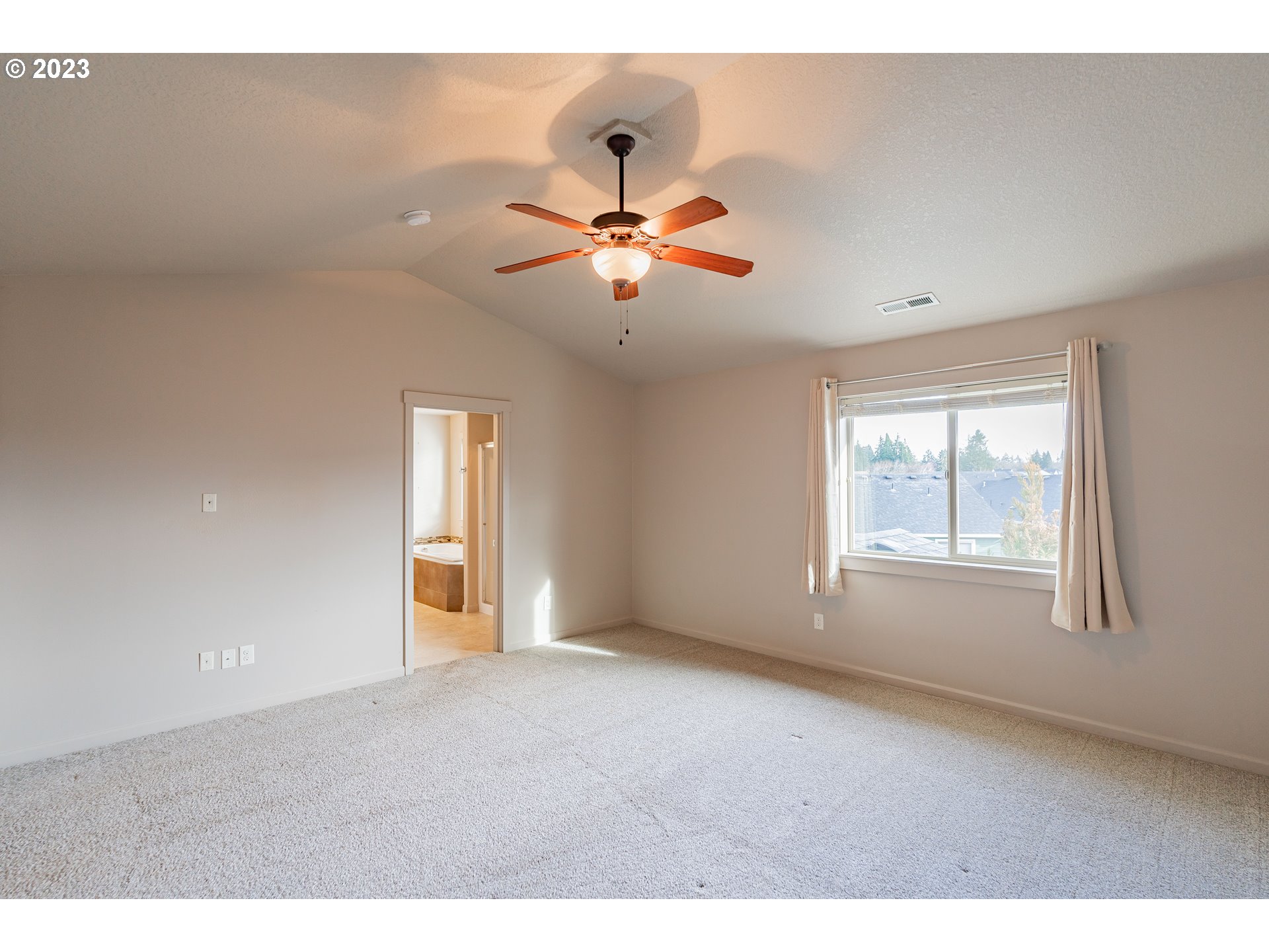 522 North 40th Avenue Ridgefield, WA 98642 - Photo 13 of 32 a view of an empty room with a window