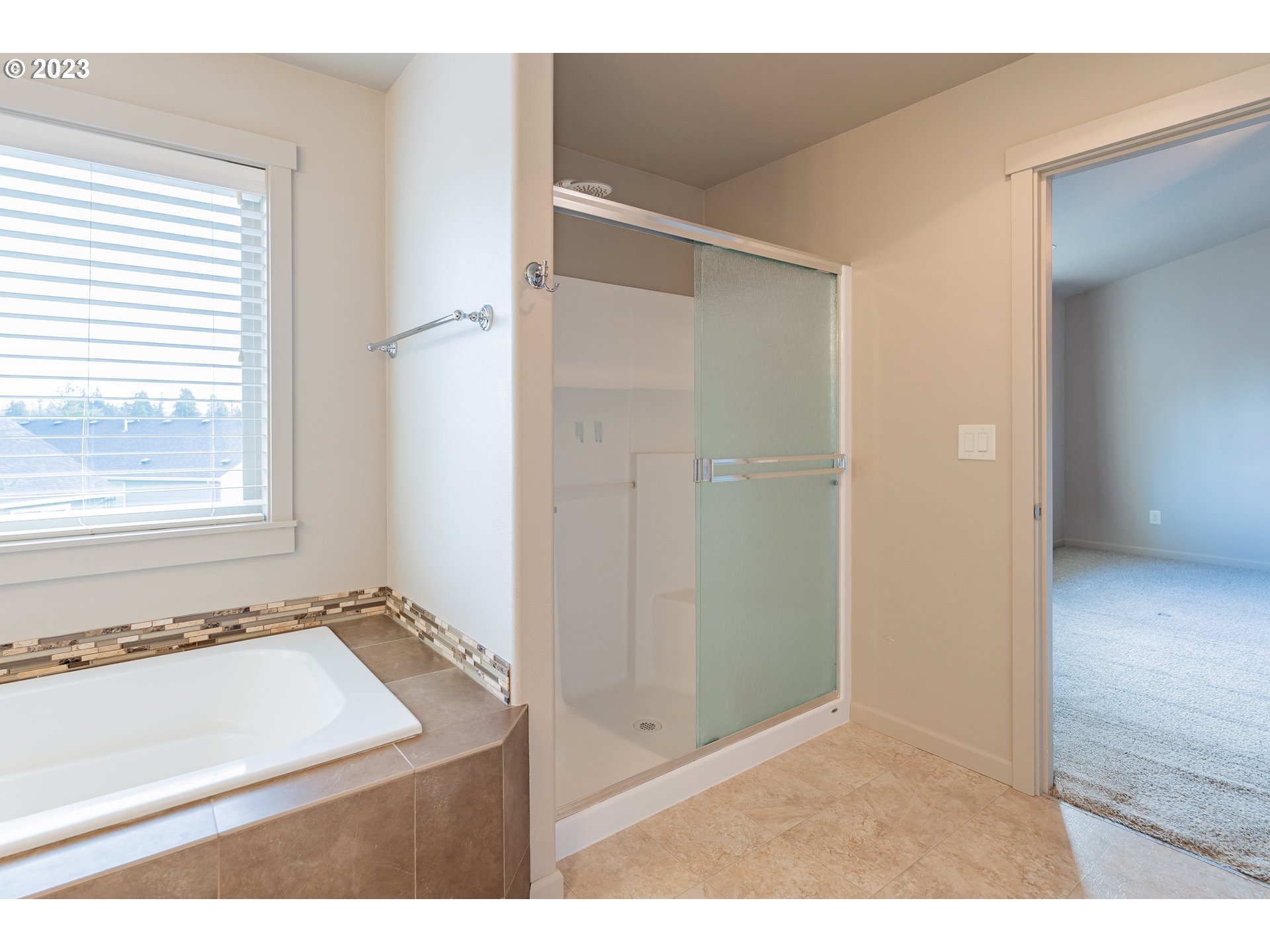 522 North 40th Avenue Ridgefield, WA 98642 - Photo 16 of 32 view of a bathroom with a bathtub