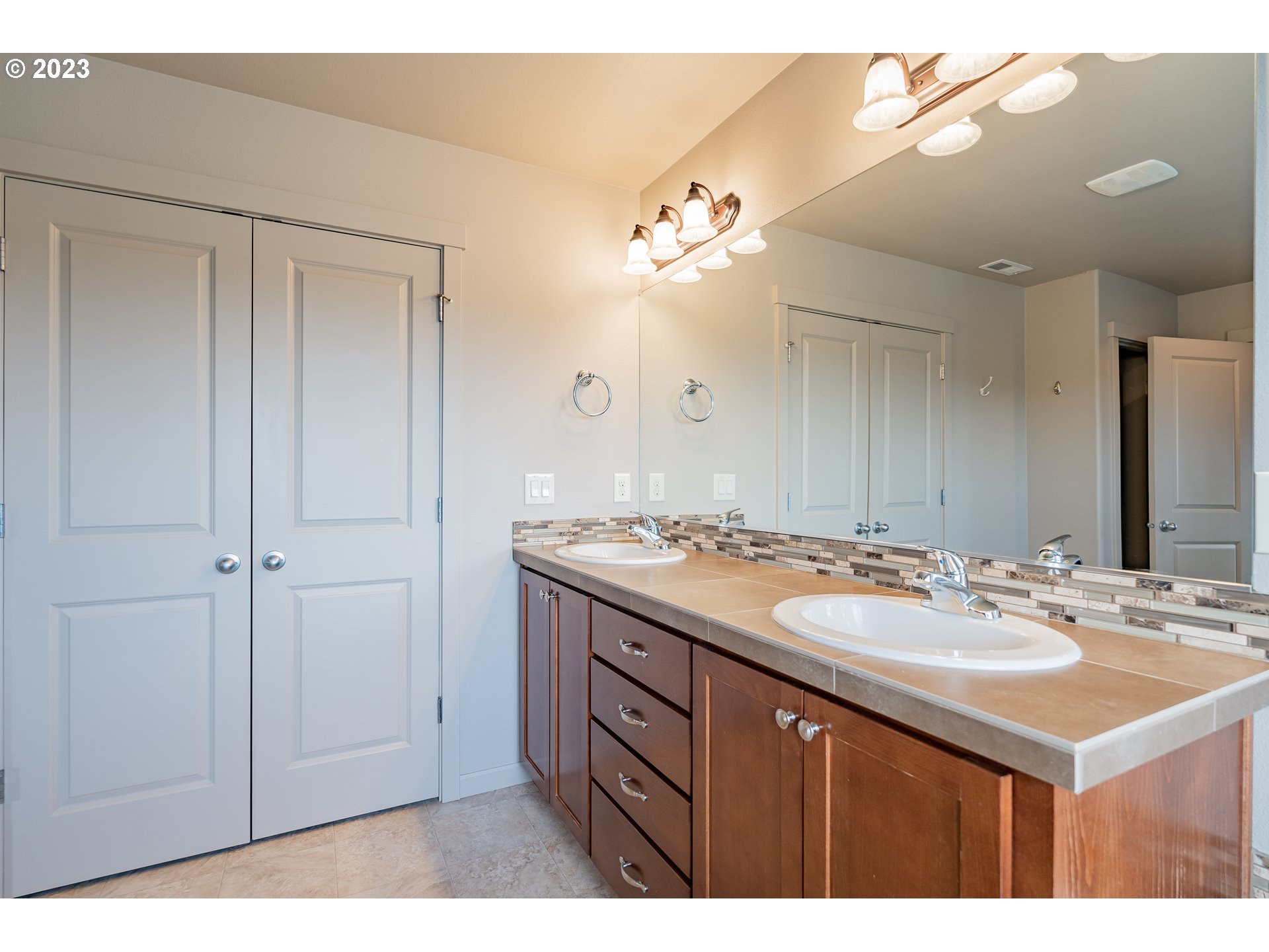 522 North 40th Avenue Ridgefield, WA 98642 - Photo 17 of 32 a bathroom with a sink vanity and a mirror
