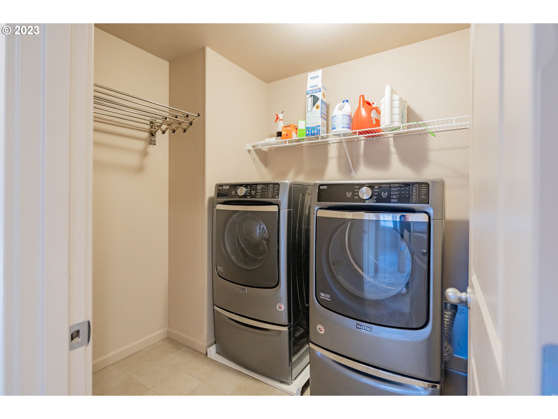 522 North 40th Avenue Ridgefield, WA 98642 - Photo 18 of 32 a utility room with dryer and washer