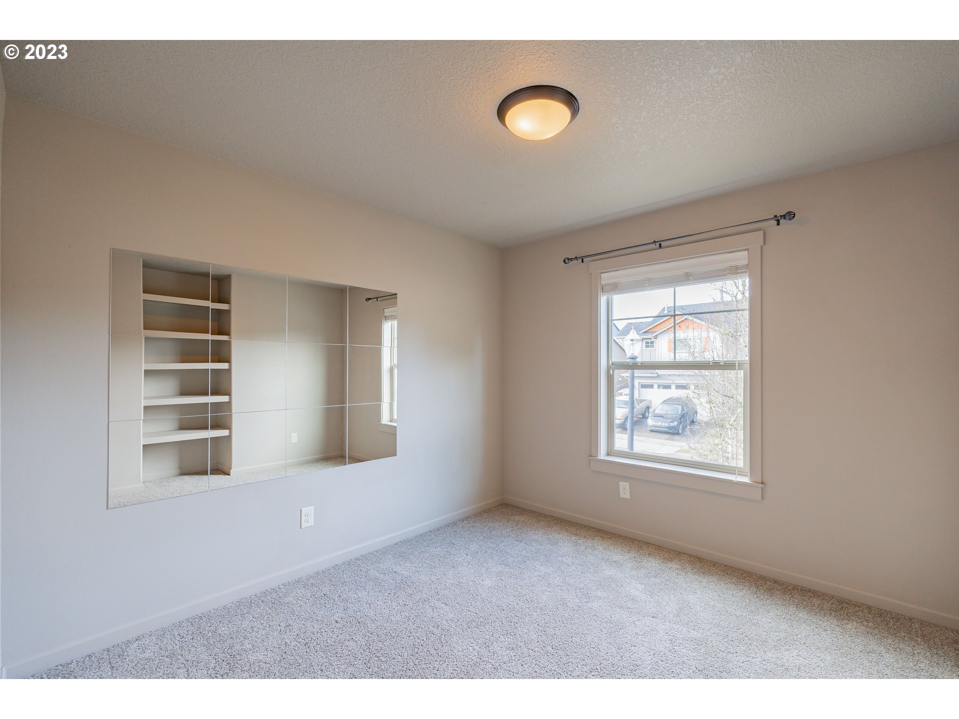 522 North 40th Avenue Ridgefield, WA 98642 - Photo 19 of 32 a view of empty room with windows